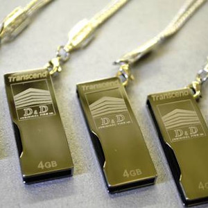 Персонализация корпоративных сувениров Гравировка на флэшке