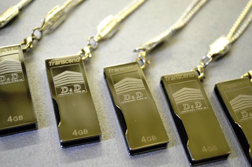 Персонализация корпоративных сувениров Гравировка на флэшке Персонализация корпоративных сувениров Гравировка на флэшке