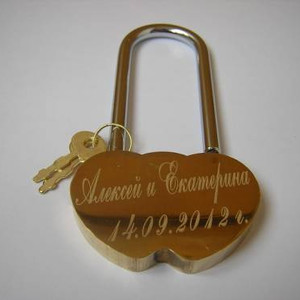 Гравировка на свадебном замке