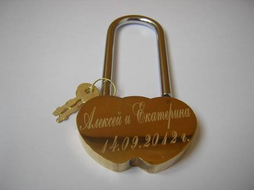 Гравировка на свадебном замке